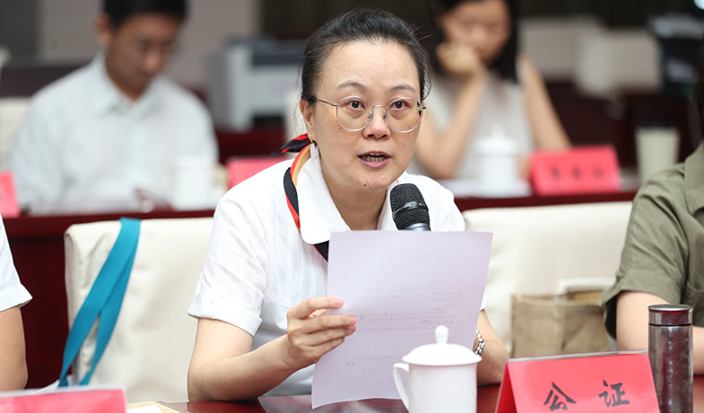 7月31日，公證員宣讀公證詞