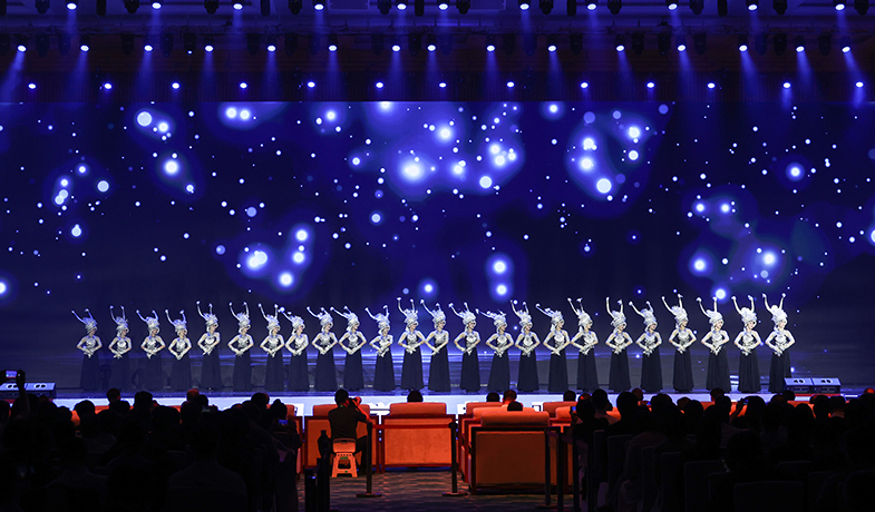 11月16日，在“2024中國文學(xué)盛典·駿馬獎(jiǎng)之夜”上的文藝表演：苗族舞蹈《銀落舞》。