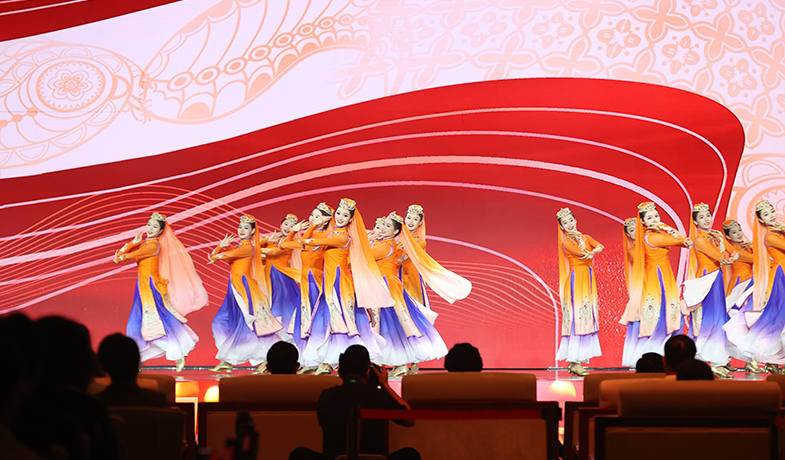 11月16日，在“2024中國文學(xué)盛典·駿馬獎(jiǎng)之夜”上的文藝表演：回族歌曲《唱開花兒等你來》