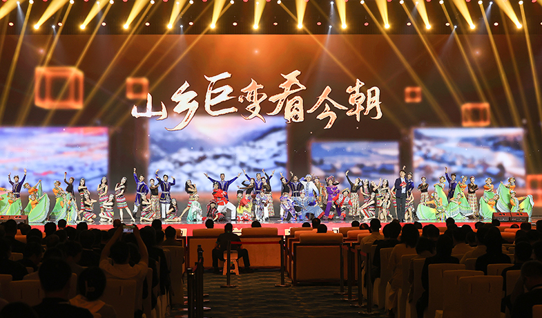11月16日，在“2024中國文學(xué)盛典·駿馬獎(jiǎng)之夜”上的文藝表演：情景舞蹈《山鄉(xiāng)巨變看今朝》