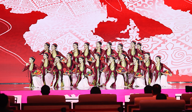 11月16日，在“2024中國文學(xué)盛典·駿馬獎(jiǎng)之夜”上的文藝表演：新疆民歌《青春舞曲》。