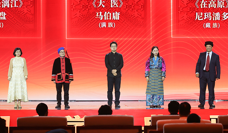 阿舍、光盤、馬伯庸、尼瑪潘多、肉孜·古力巴依領(lǐng)取第十三屆全國少數(shù)民族文學(xué)創(chuàng)作駿馬獎(jiǎng)長篇小說獎(jiǎng)
