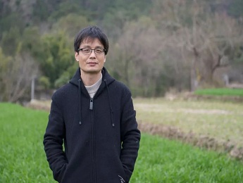 獨(dú)家訪談 | 東君：向內(nèi)走，觸及他們的記憶與欲望