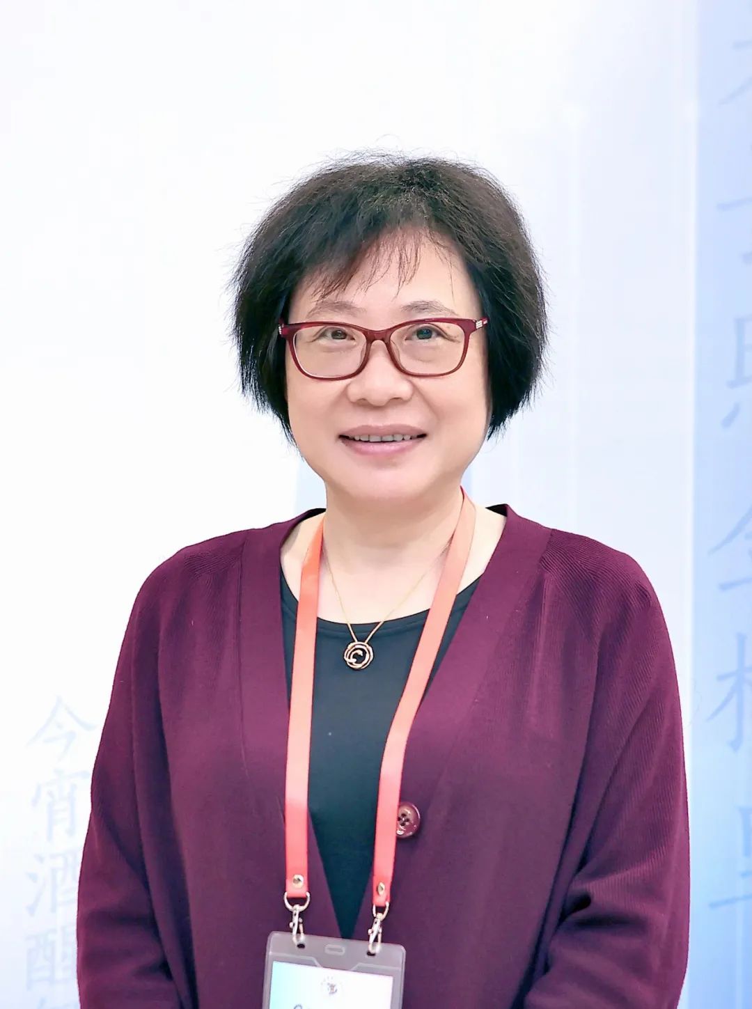 榮榮，本名褚佩榮，生于1964年，出版過多部詩集及散文隨筆集，參加過《詩刊》社第十屆青春詩會，曾獲《詩刊》《詩歌月刊》《人民文學(xué)》《北京文學(xué)》等刊物年度詩歌獎、中國作家出版集團優(yōu)秀作家貢獻獎、首屆徐志摩青年詩人獎、第二屆中國女性文學(xué)獎、劉章詩歌獎、十月文學(xué)獎、全國第四屆魯迅文學(xué)獎等。