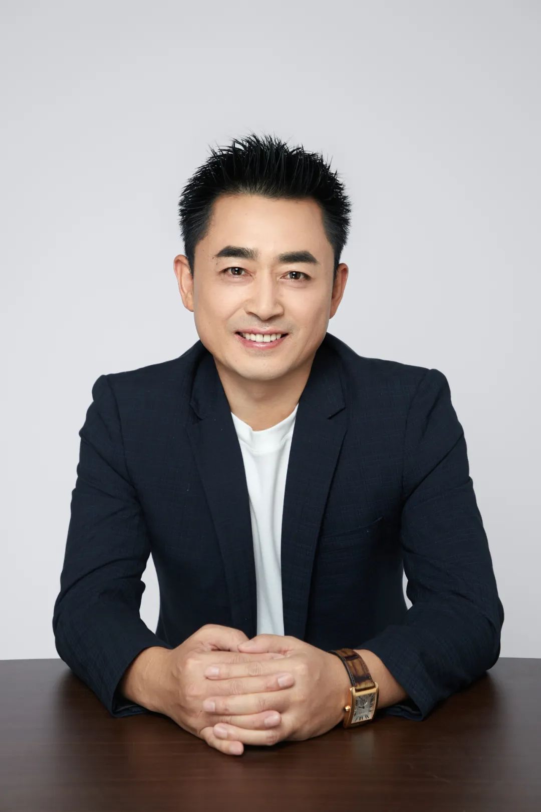 王峰，中國作家協(xié)會會員，中國詩歌學(xué)會會員。現(xiàn)為波音客機資深機長。曾獲第六屆泰山文藝獎，第二屆艾青詩歌獎。詩作發(fā)表于《人民文學(xué)》《詩刊》《十月》《作品》《詩歌月刊》《星星》《草堂》《鐘山》。出版詩集《三萬英尺》《睡在溪邊的魚》《天際線》《下垂的時間》。