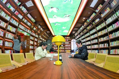 讀者在江西宜春市獅子山公園城市書房內(nèi)閱讀學習。新華社發(fā)