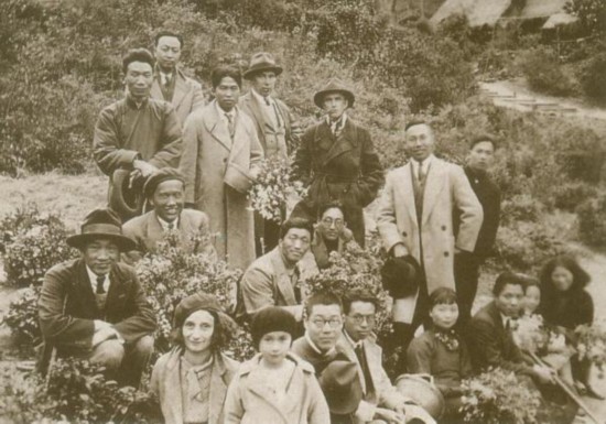 1936年林風眠帶領杭州國立藝專教師們到超山郊游并憑吊吳昌碩墓（前排左起為林風眠、妻子艾麗絲、女兒蒂娜）林風眠（約1930年代）
